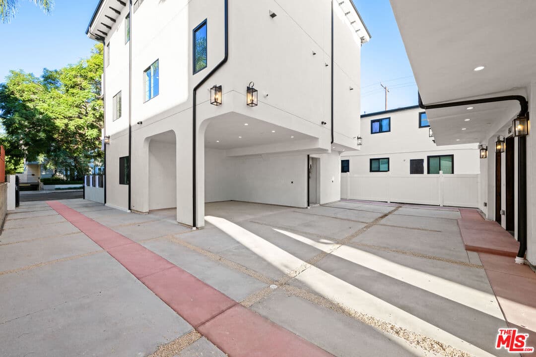 3 bd, 4 ba Townhouse in Los Angeles, CA — $5,495/mo — photo 2