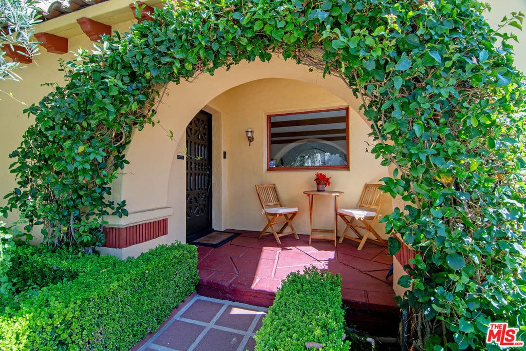 3 bd, 2 ba Townhouse in Los Angeles, CA — $6,500/mo — photo 2