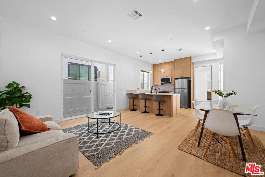 2 bd, 2 ba Townhouse in Los Angeles, CA — $3,595/mo — photo 2