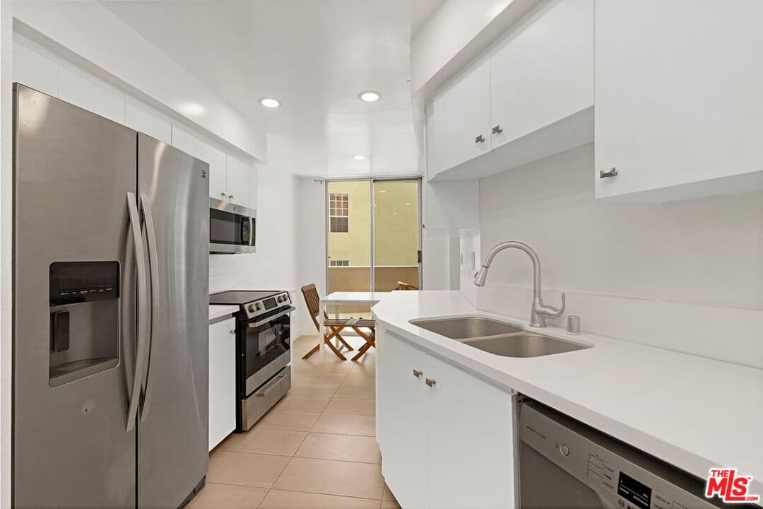 1 bd, 2 ba Condo in Los Angeles, CA — $3,350/mo — photo 2
