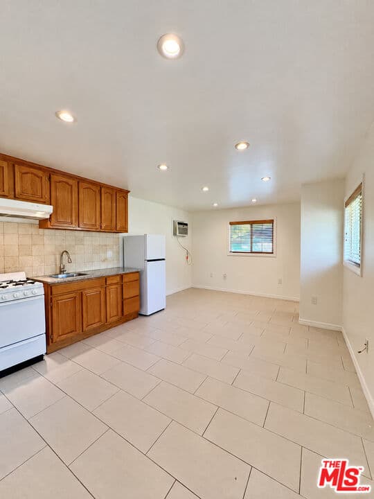 Studio, 1 ba House in Los Angeles, CA — $1,500/mo — photo 2