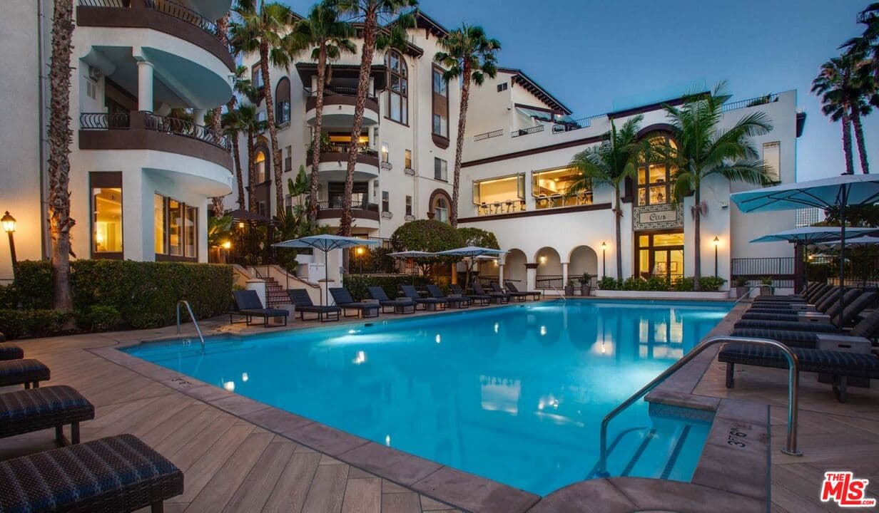 2 bd, 2 ba Townhouse in Los Angeles, CA — $4,986/mo — photo 2