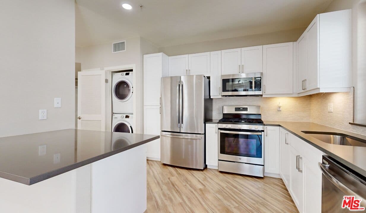 2 bd, 2 ba Townhouse in Los Angeles, CA — $4,986/mo — photo 1