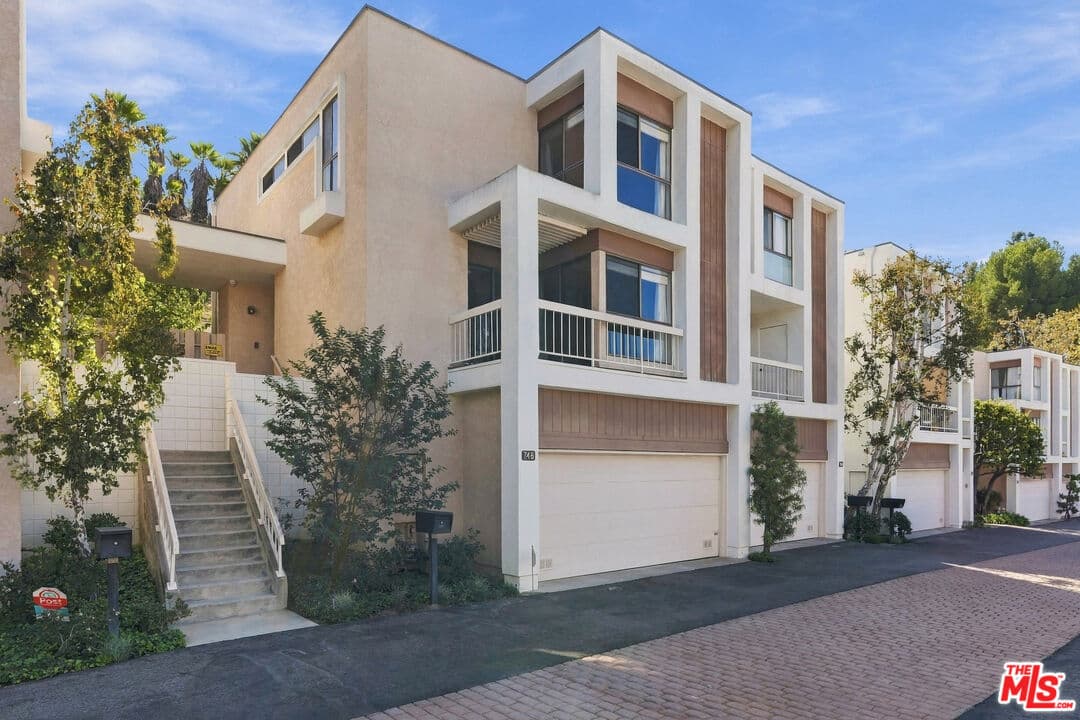 3 bd, 3 ba Townhouse in Los Angeles, CA — $4,500/mo — photo 2