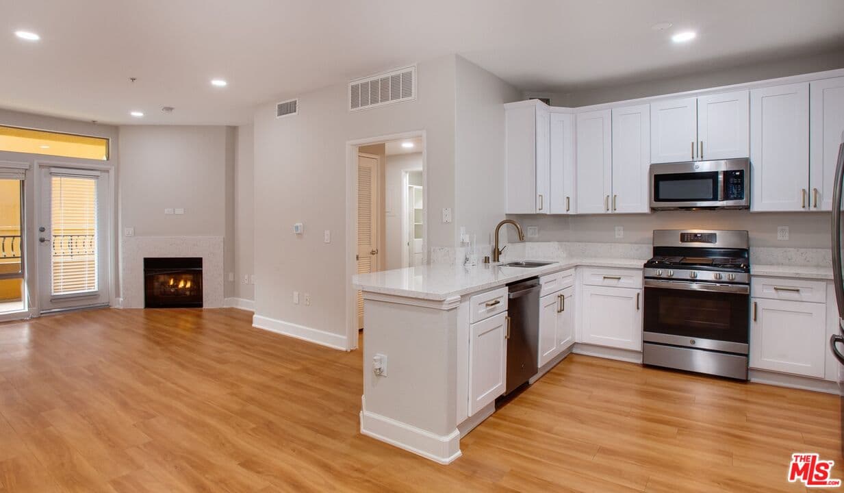 2 bd, 3 ba Condo in Los Angeles, CA — $4,248/mo — photo 2