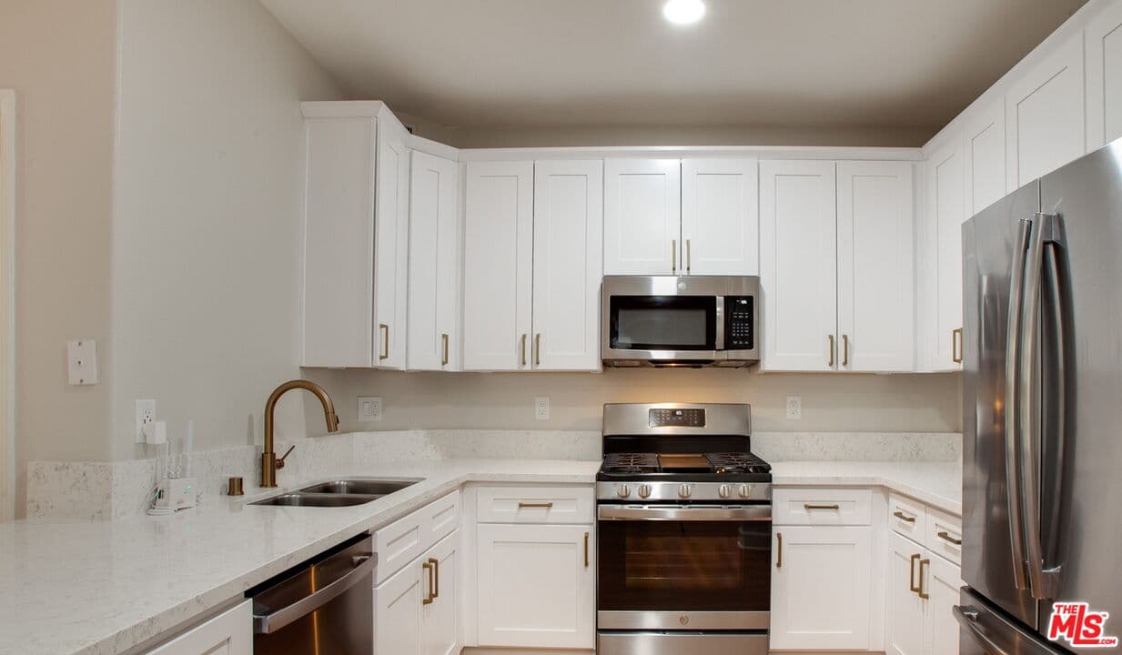 2 bd, 3 ba Condo in Los Angeles, CA — $4,248/mo — photo 1