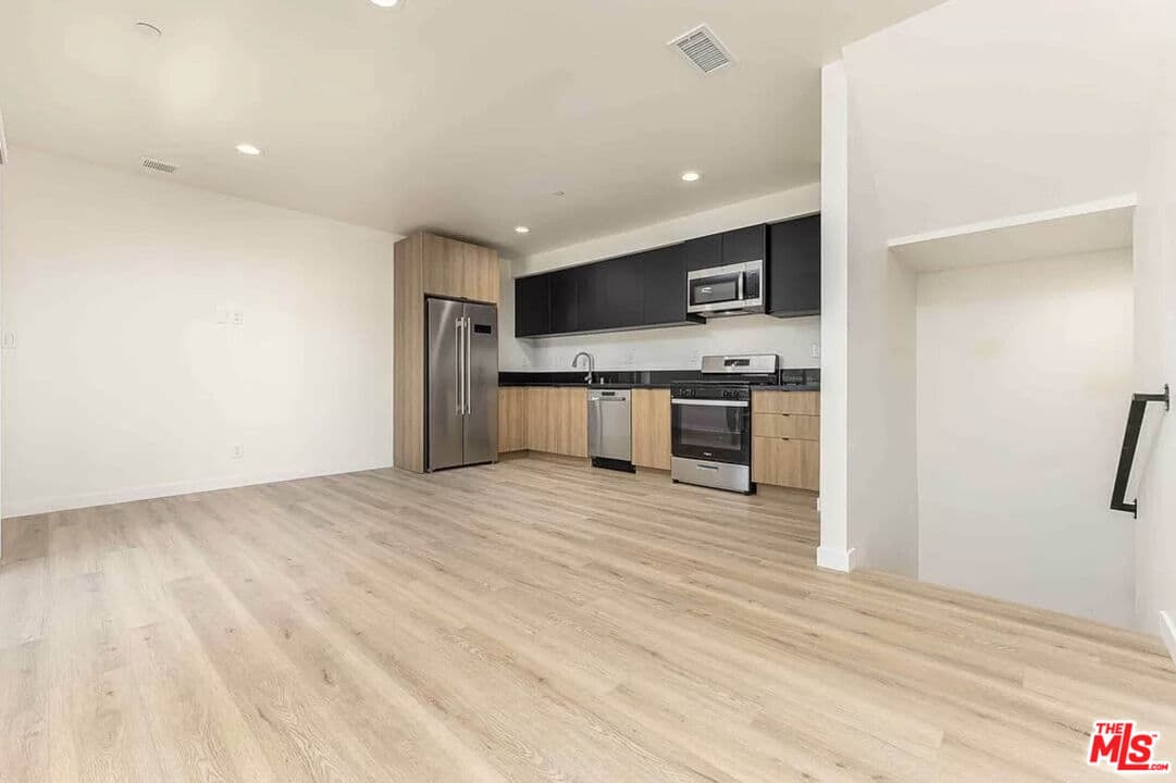 2 bd, 2 ba Townhouse in Los Angeles, CA — $3,208/mo — photo 2