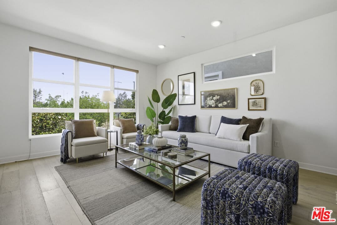 4 bd, 4 ba Townhouse in Los Angeles, CA — $4,900/mo — photo 2