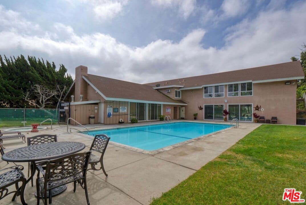 3 bd, 3 ba Townhouse in Inglewood, CA — $4,500/mo — photo 2