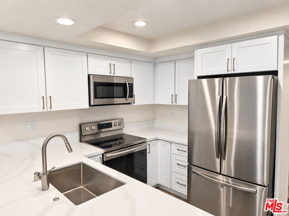 3 bd, 3 ba Townhouse in Fullerton, CA — $3,900/mo — photo 1