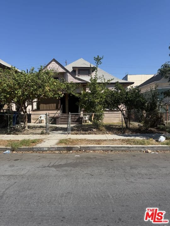 2 bd, 1 ba Townhouse in Los Angeles, CA — $2,000/mo — photo 2