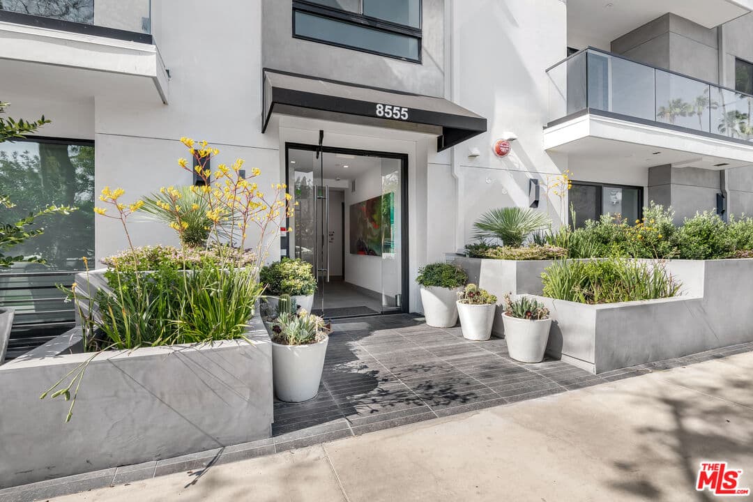 3 bd, 3 ba Apartment in Los Angeles, CA — $5,950/mo — photo 2