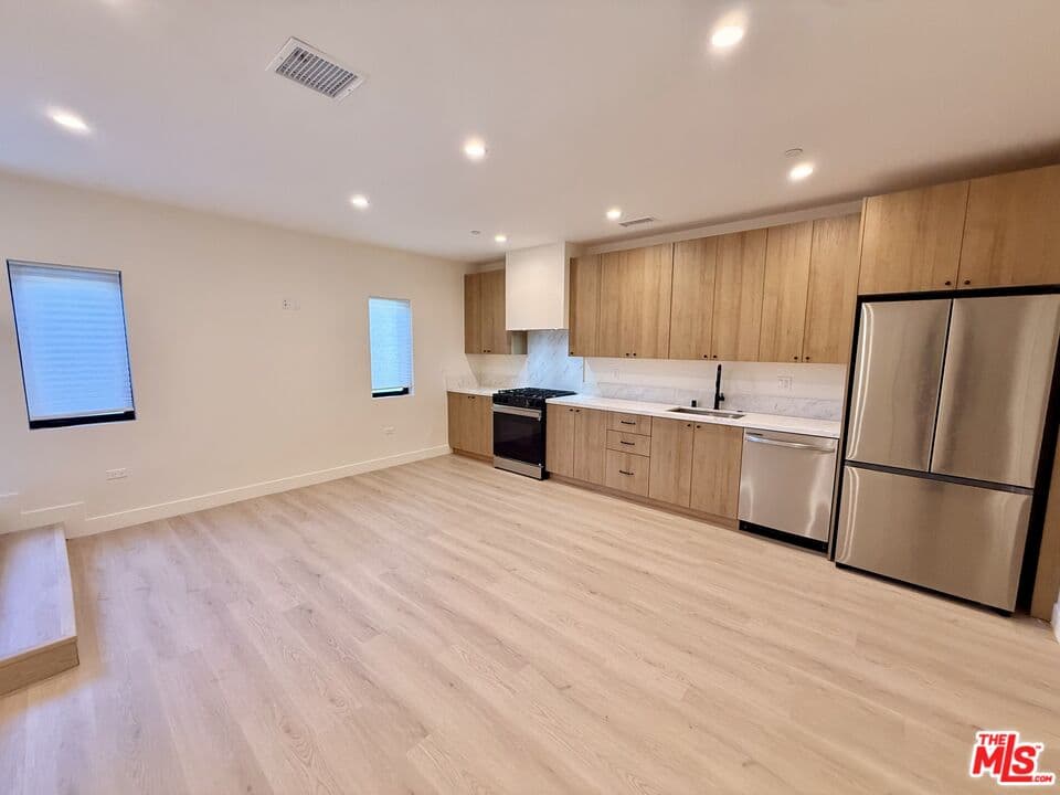3 bd, 2 ba Townhouse in Los Angeles, CA — $4,850/mo — photo 2