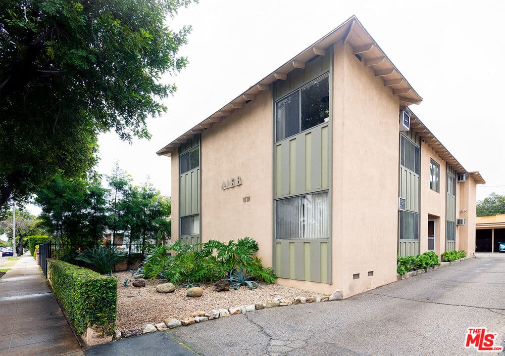 2 bd, 1 ba Apartment in Los Angeles, CA — $3,020/mo — photo 2