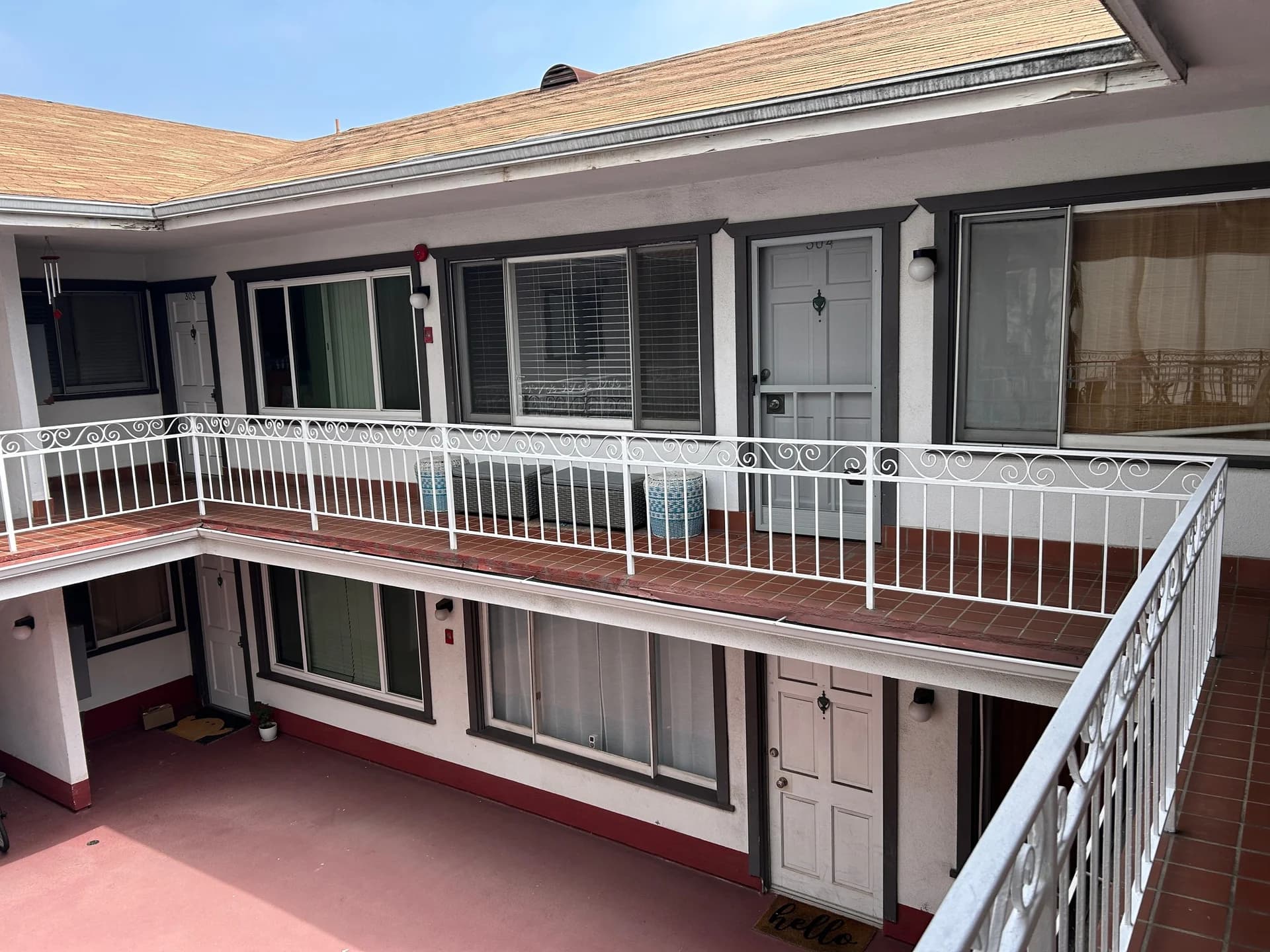 Excellent location! Just a few blocks from the beach and the world-famous Santa Monica Pier, with easy access to shopping, dining, and entertainment — photo 1