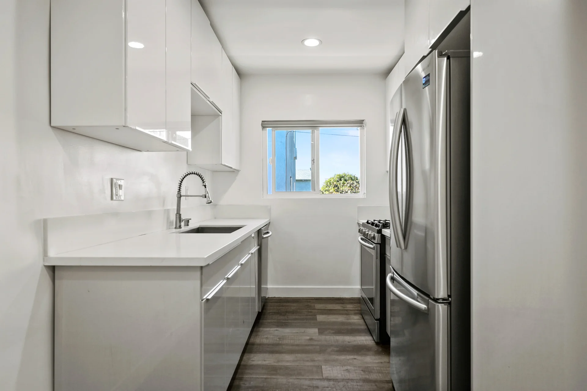 One Bedroom One Bath | Modern Designer Cabinetry - Quartz Countertops - Stainless-Steel Appliances - Refrigerator - Range w/ Oven - Microwave - Open Kitchen Space Layout | Midcentury Modernism architecture | Near USC & Downtown LA — photo 1