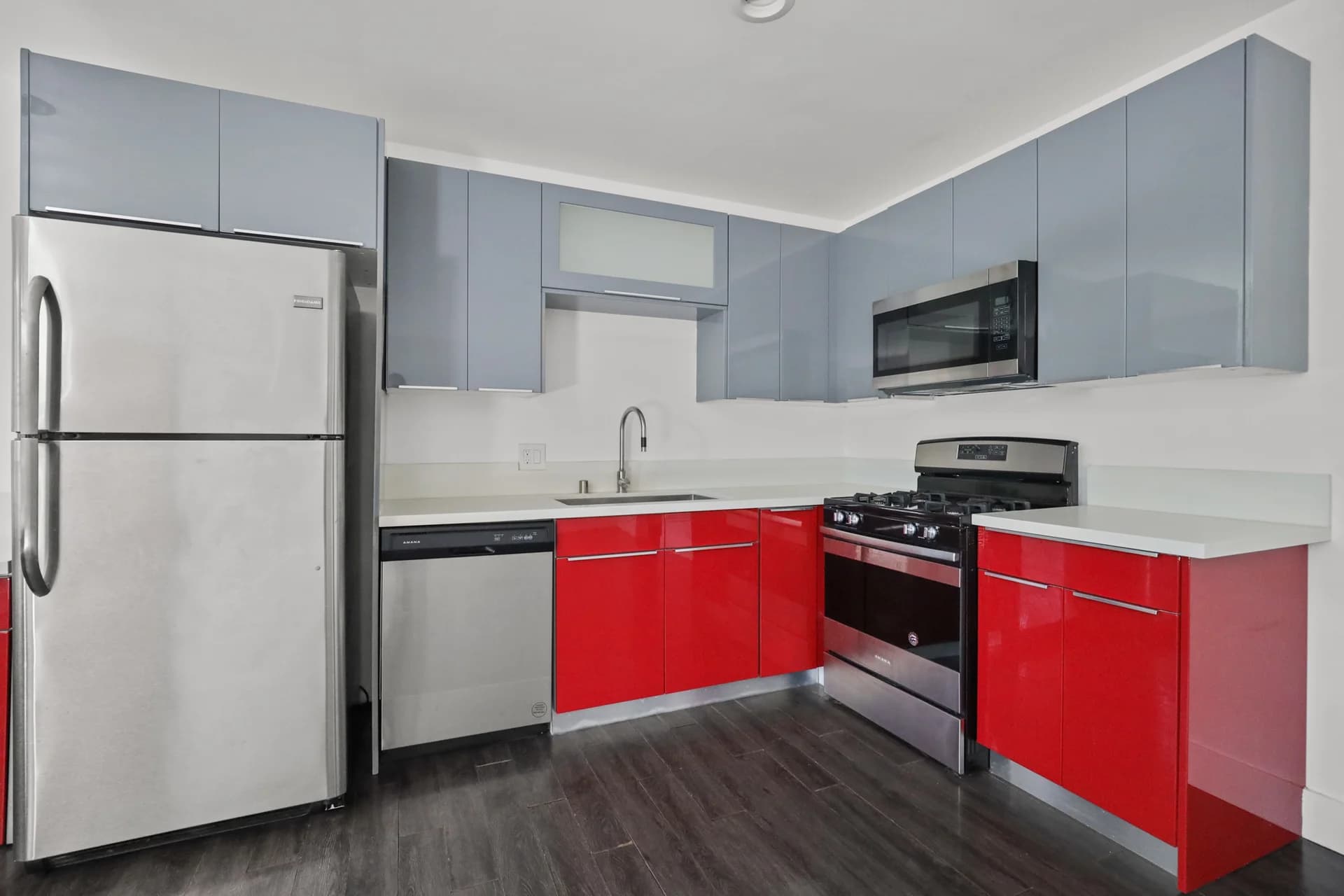 New One Bedroom w/ New Appliances | Downtown Los Angeles & Minutes to USC | Modern Designer Cabinetry - Quartz Countertops - Stainless-Steel Appliances - Refrigerator - Range w/ Oven - Microwave - Open Kitchen Space Layout | Re-Defining Modern Living — photo 1