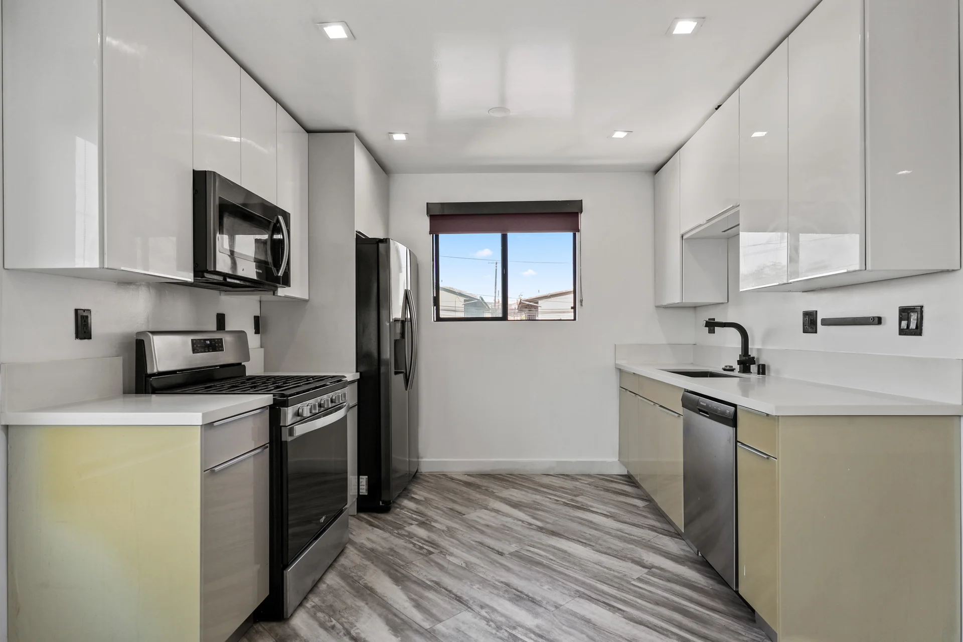 One Bedroom One Bath w/ Washer & Dryer | Midcentury Modern Architecture | Minutes to the Netflix, Sunset Bower Studios, and Sunset Gower Studios | Sparkling White Stone Quartz Countertops w/ Self-closing Cabinetry | Los Angeles Re-Defining Modern Living — photo 1