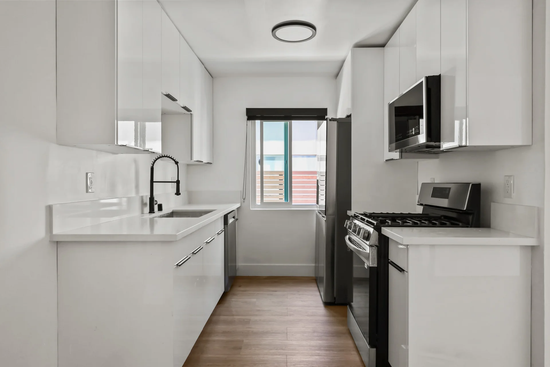Three Bedroom w/ All New Appliances and Washer & Dryer | West Los Angeles - Castle Heights New Mid Century Modern | Westside's La Cienega Heights neighborhood | Walking Distance to Hip West Adams & Erewhon | Los Angeles Refining Modern Living — photo 1