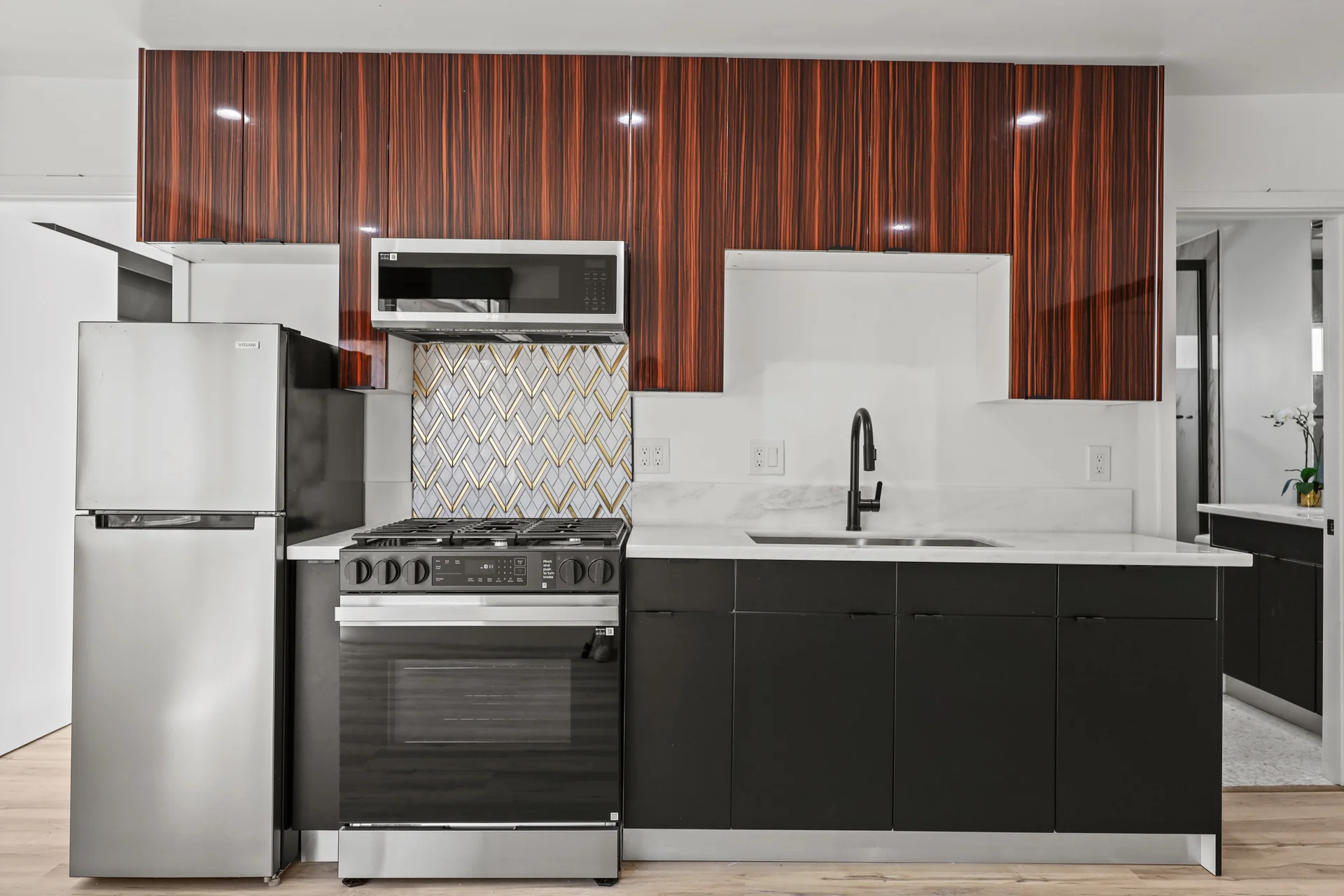 One Bedroom w/ All New Appliances | Modern Designer Cabinetry & Quartz Countertops | Stainless-Steel Appliances - Refrigerator, Range w/ Oven, Microwave | Open Kitchen Space Layout | Downtown LA, Koreatown, & Larchmont Village — photo 1