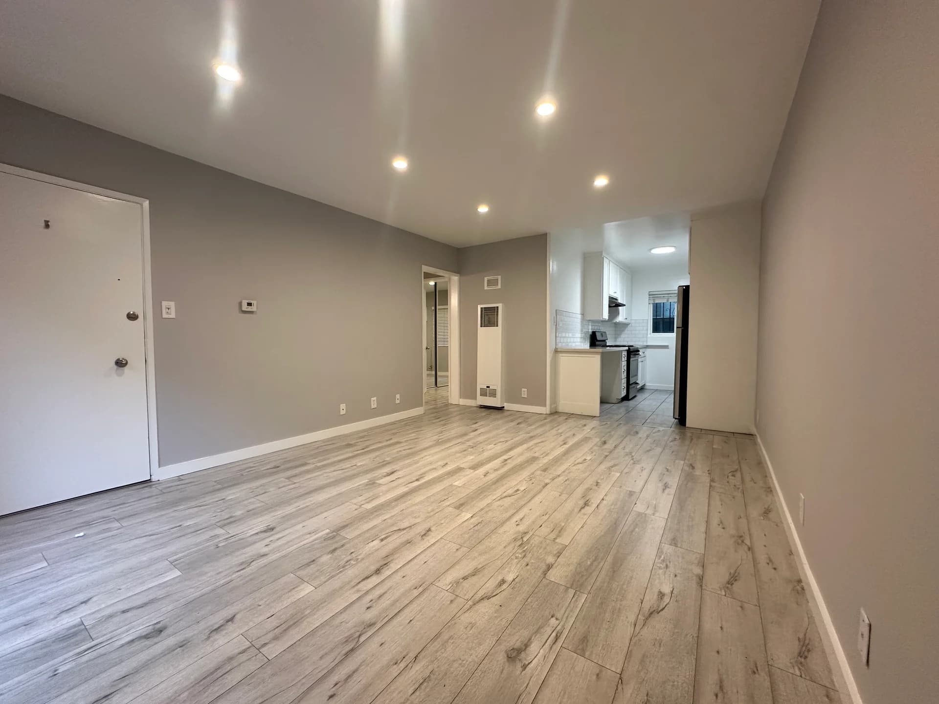 Bright and spacious 1 bed 1 bath in Weho / melrose parking ! — photo 1