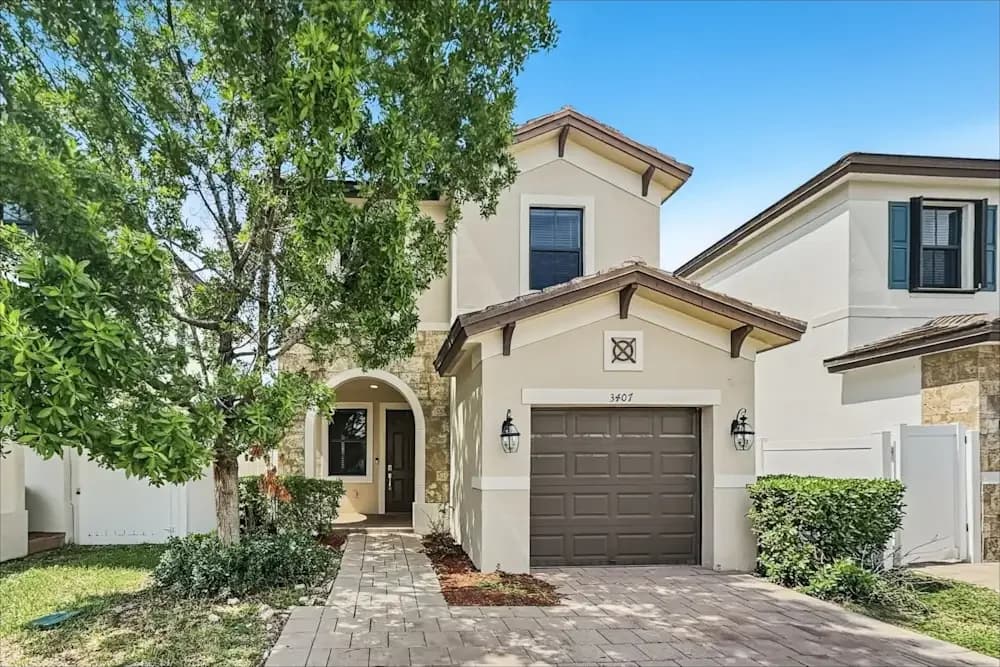 4BR House in Hialeah β $3,725/mo