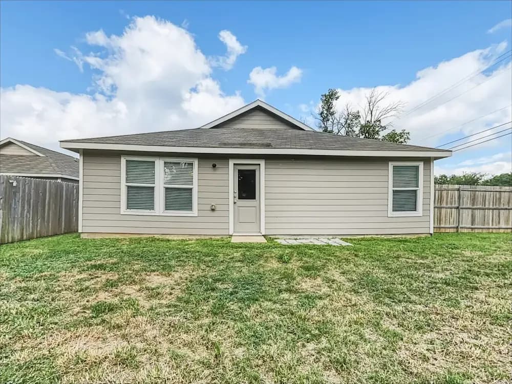 3 bd, 2 ba House in Dallas, TX — $1,200/mo — photo 1