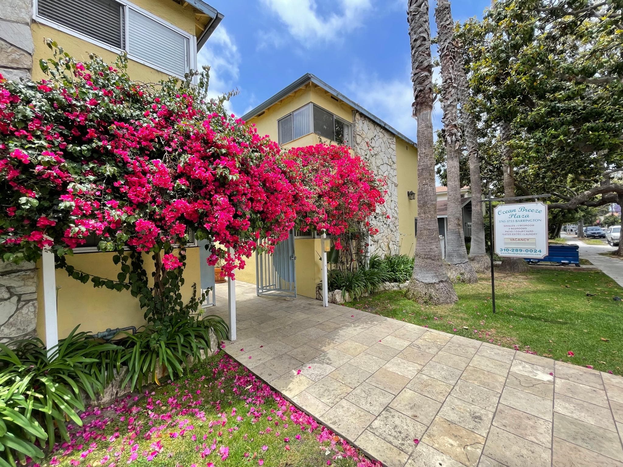 2 Bed / 1 Bath Apartment — Barrington Ave, Los Angeles — photo 1