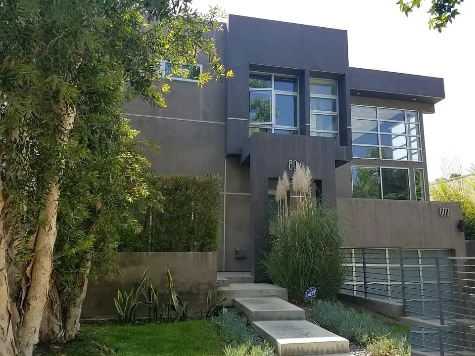Rare Large-Format Townhouse in One of West Hollywood's Most Desirable Locations — photo 1