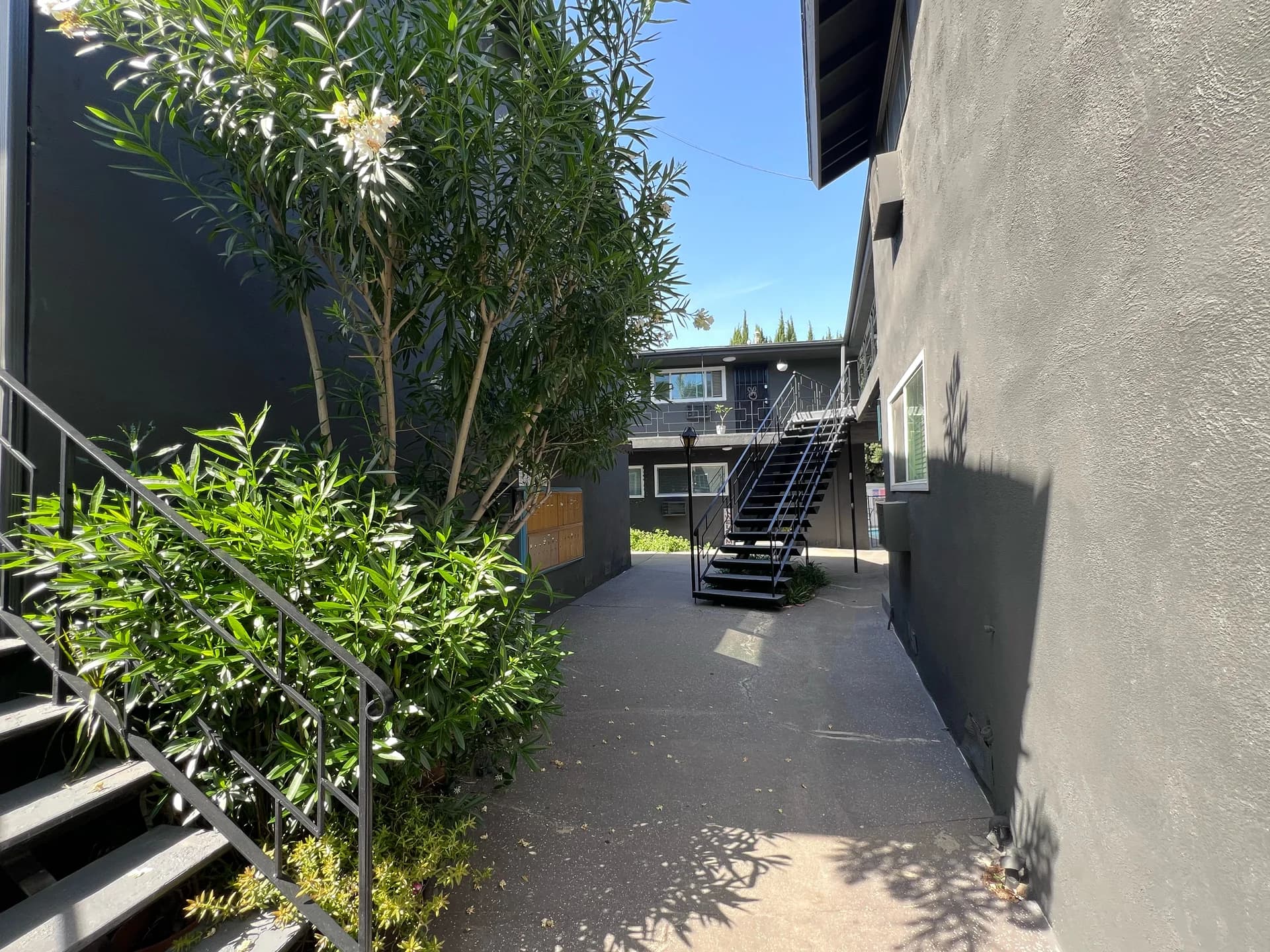 1BR Apartment in Sherman Oaks — $1,995/mo