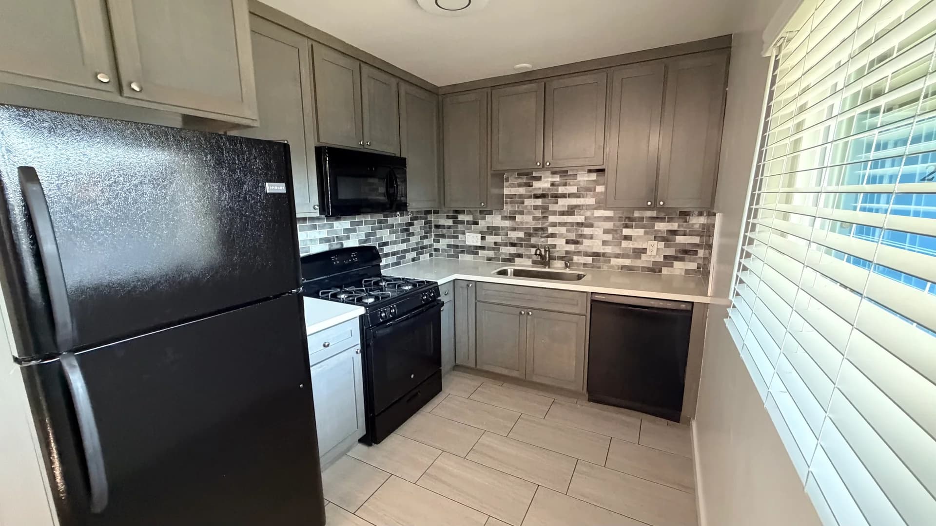 1BR Apartment in Sherman Oaks — $2,195/mo
